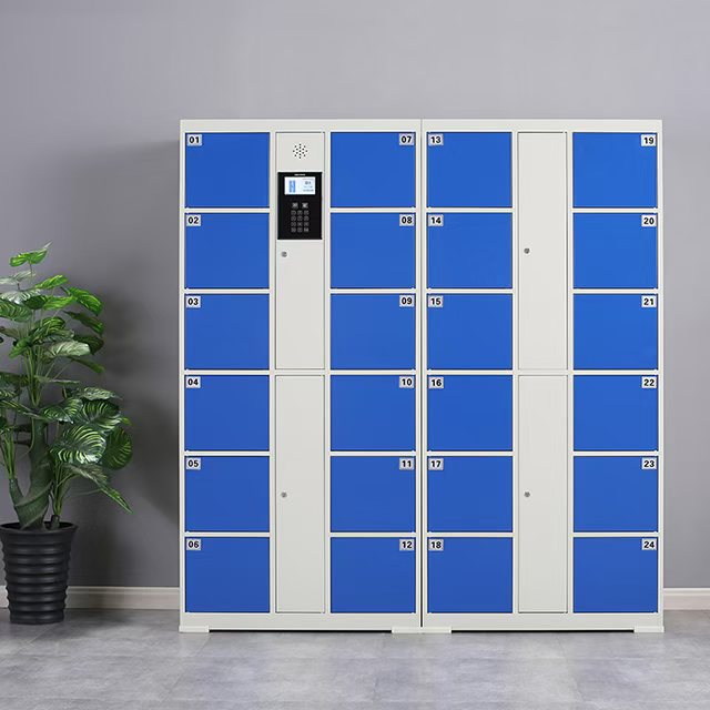 Lockers inteligentes con puertas azules, panel digital y teclado PIN en club o gimnasio — NEATEC