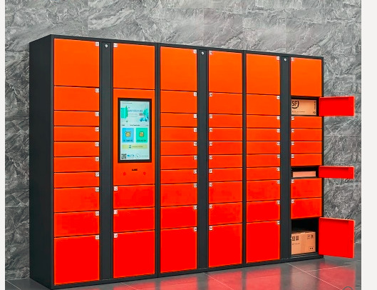 Locker inteligente modular con pantalla táctil y puertas naranjas; compartimentos con paquetes para última milla y e-commerce — NEATEC